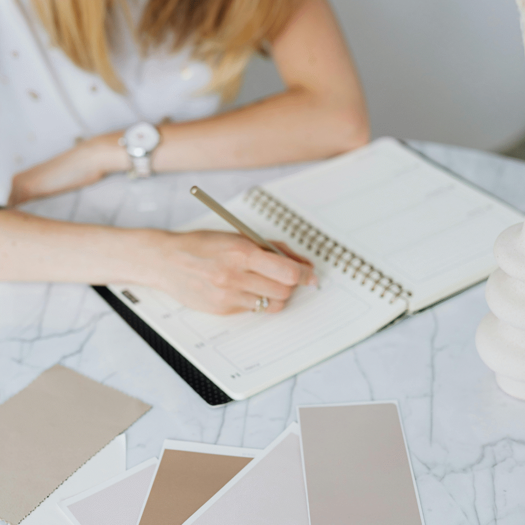 相続手続や戸籍謄本の収集について検討しメモを取る様子